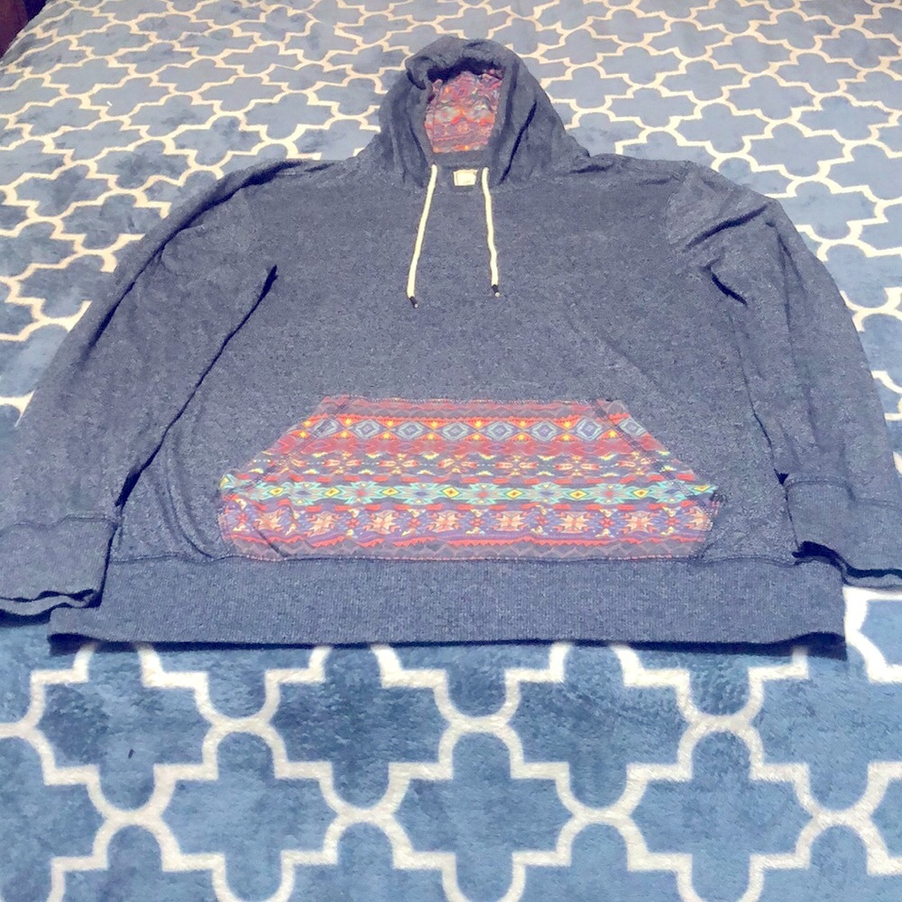 ON THE BYAS Jacket with hood and pockets.